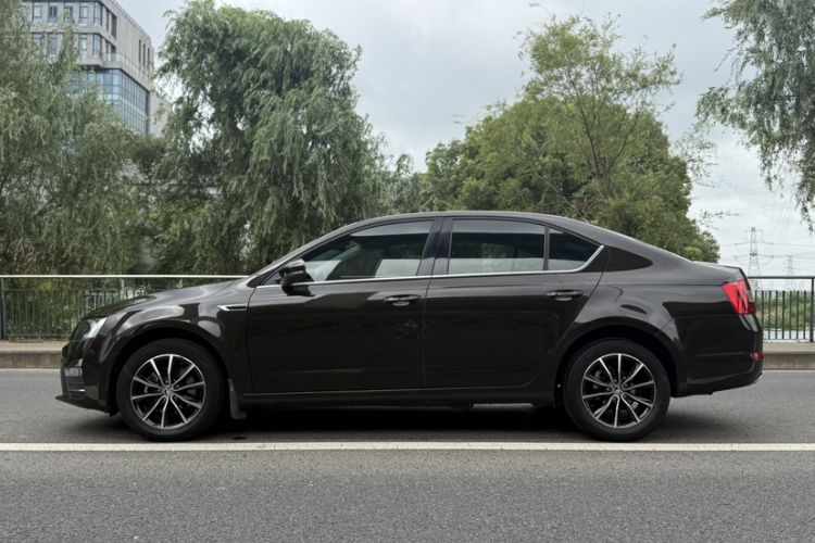 Used Skoda Octavia 2017 1.6L Automatic Smart Drive Edition Exterior 7