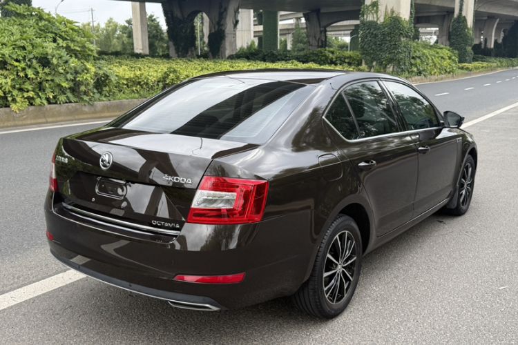 Used Skoda Octavia 2017 1.6L Automatic Smart Drive Edition Exterior 8