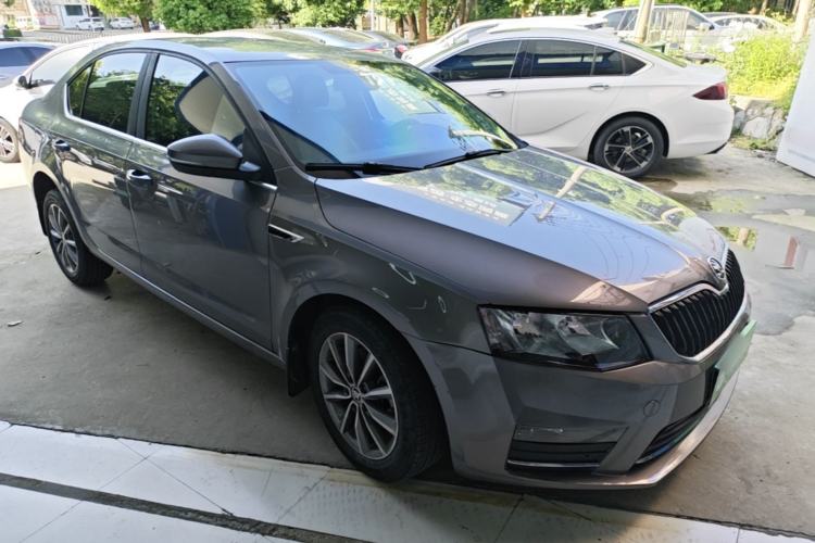 Used Skoda Octavia 2017 1.6L Automatic Chuanxing Edition Front Right 45 Deg