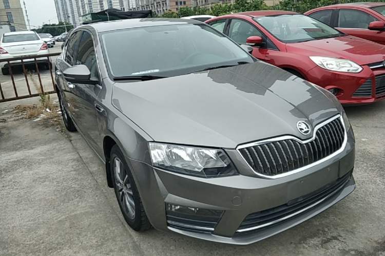 Used Skoda Octavia 2017 1.6L Automatic Chuanxing Edition Front Right 45 Deg
