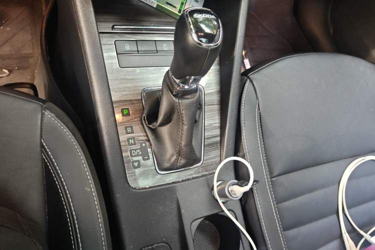 Used Skoda Octavia 2017 1.6L Automatic Smart Drive Edition Gear Lever