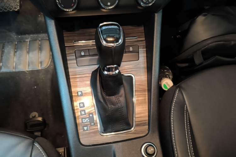Used Skoda Octavia 2017 1.6L Automatic Smart Drive Edition Gear Lever