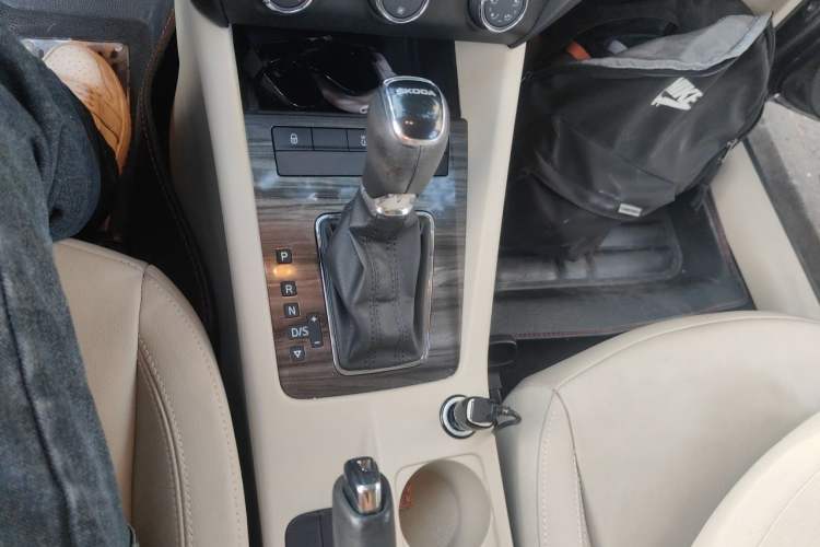 Used Skoda Octavia 2017 1.6L Automatic Smart Drive Edition Gear Lever