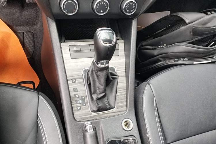 Used Skoda Octavia 2017 1.6L Automatic Smart Drive Edition Gear Lever