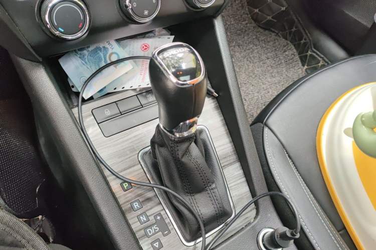 Used Skoda Octavia 2017 1.6L Automatic Smart Drive Edition Gear Lever