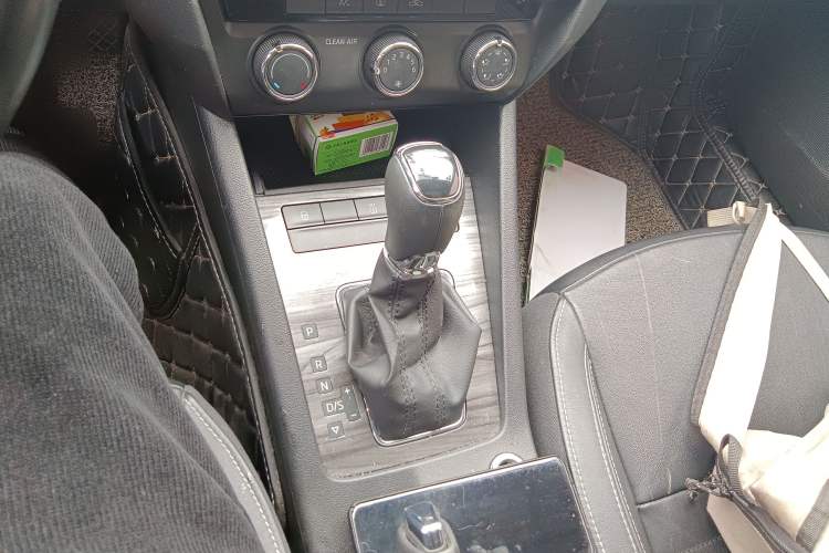 Used Skoda Octavia 2017 1.6L Automatic Smart Drive Edition Gear Lever