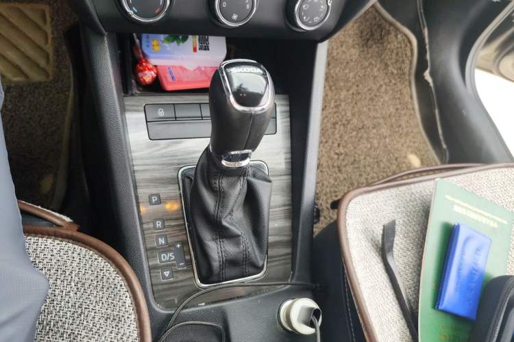 Used Skoda Octavia 2017 1.6L Automatic Smart Drive Edition Gear Lever