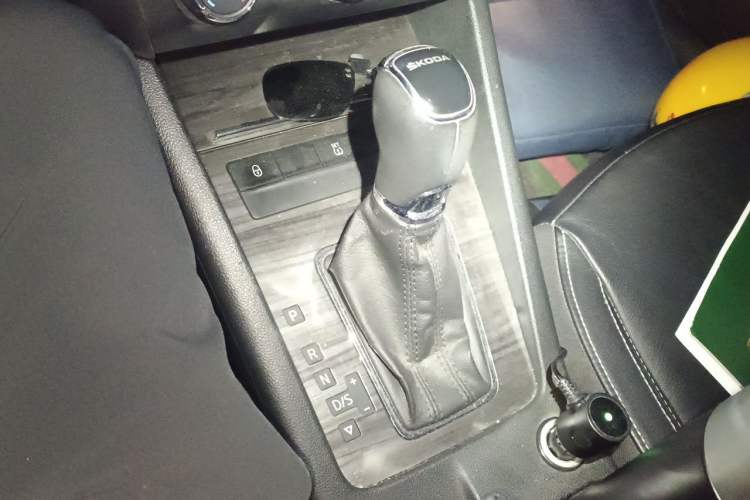 Used Skoda Octavia 2017 1.6L Automatic Smart Drive Edition Gear Lever