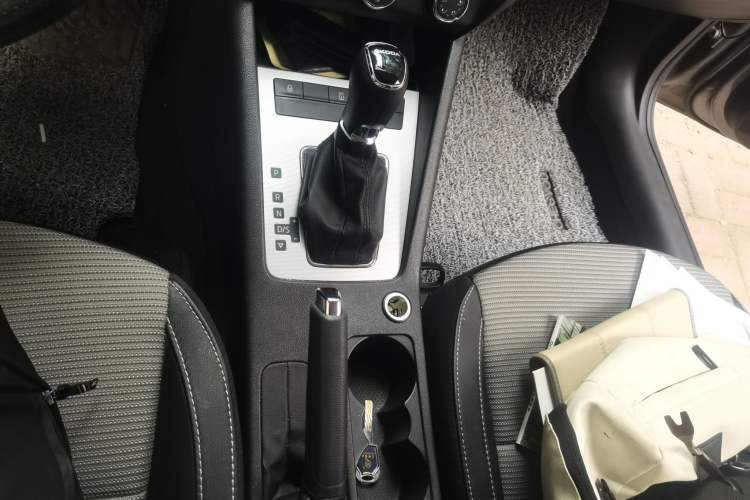 Used Skoda Octavia 2017 1.6L Automatic Chuanxing Edition Gear Lever