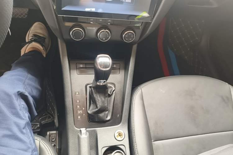 Used Skoda Octavia 2017 Classic Model 1.6L Automatic Comfort Edition Gear Lever