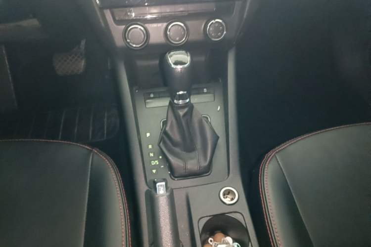 Used Skoda Octavia 2017 Classic Model 1.6L Automatic Comfort Edition Gear Lever