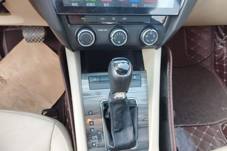Used Skoda Octavia 2017 1.6L Automatic Smart Drive Edition Gear Lever