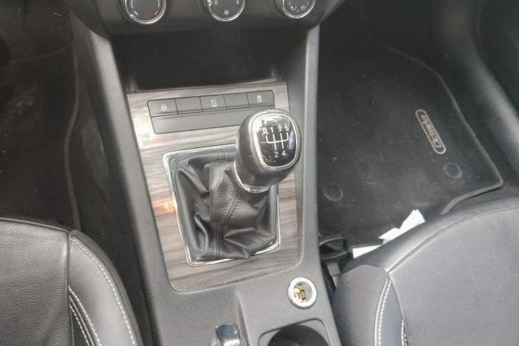 Used Skoda Octavia 2017 1.6L Manual Smart Drive Edition Gear Lever