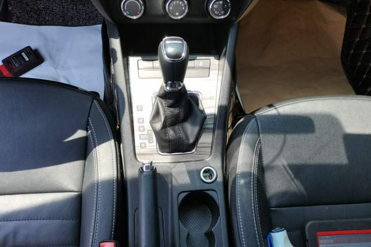 Used Skoda Octavia 2017 1.6L Automatic Smart Drive Edition Gear Lever