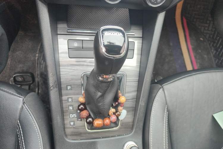 Used Skoda Octavia 2017 1.6L Automatic Smart Drive Edition Gear Lever