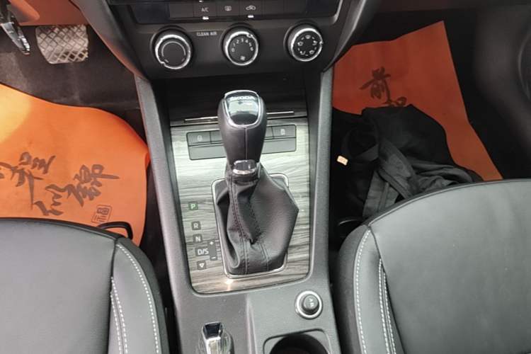Used Skoda Octavia 2017 1.6L Automatic Smart Drive Edition Gear Lever