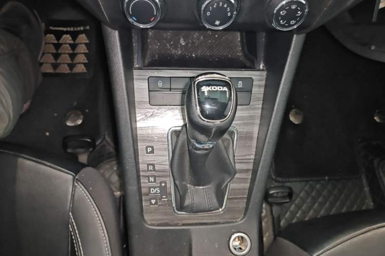Used Skoda Octavia 2017 1.6L Automatic Smart Drive Edition Gear Lever