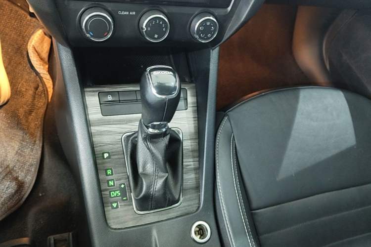 Used Skoda Octavia 2017 1.6L Automatic Smart Drive Edition Gear Lever