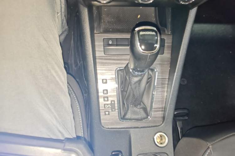 Used Skoda Octavia 2017 1.6L Automatic Smart Drive Edition Gear Lever