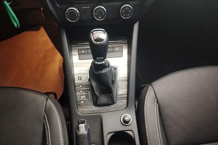 Used Skoda Octavia 2017 1.6L Automatic Smart Drive Edition Gear Lever