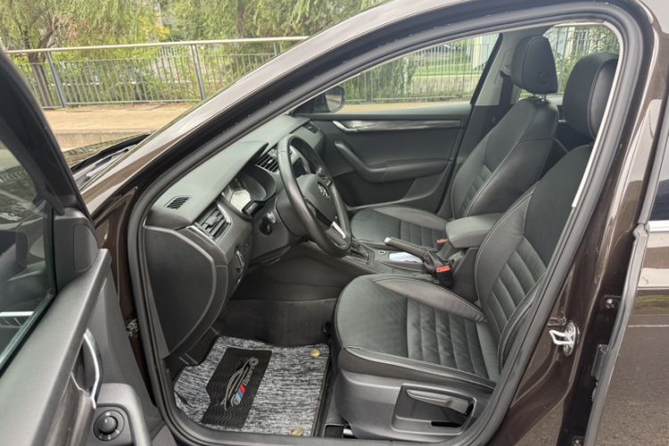 Used Skoda Octavia 2017 1.6L Automatic Smart Drive Edition Interior 7