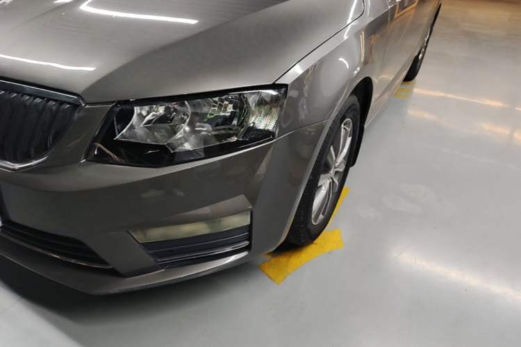 Used Skoda Octavia 2017 Classic Model 1.6L Manual Comfort Edition Left Front Headlight
