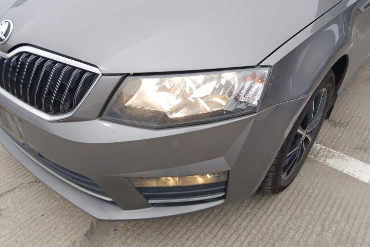 Used Skoda Octavia 2017 1.6L Automatic Smart Drive Edition Left Front Headlight