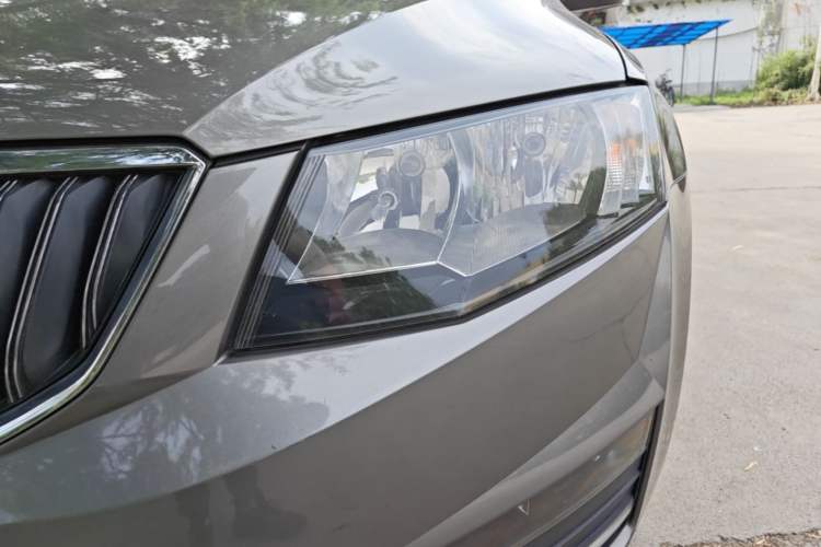 Used Skoda Octavia 2017 1.6L Automatic Smart Drive Edition Left Front Headlight