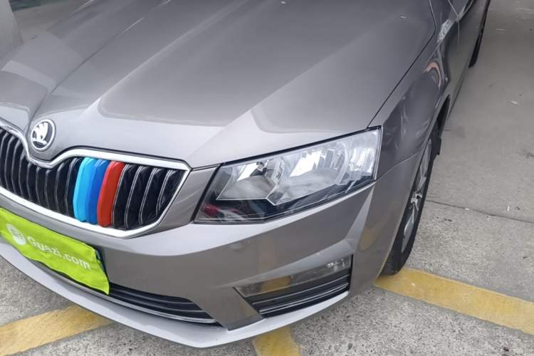 Used Skoda Octavia 2017 Classic Model 1.6L Automatic Comfort Edition Left Front Headlight