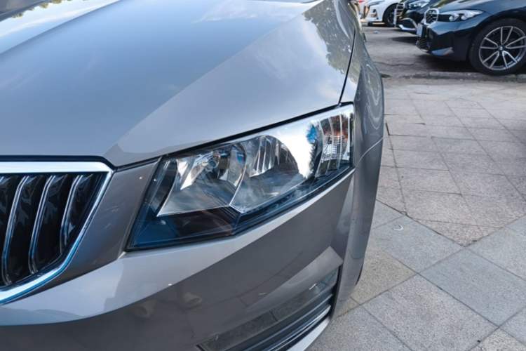 Used Skoda Octavia 2017 1.6L Automatic Smart Drive Edition Left Front Headlight