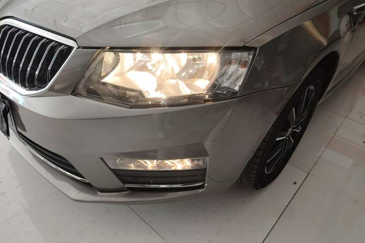 Used Skoda Octavia 2017 1.6L Automatic Smart Drive Edition Left Front Headlight