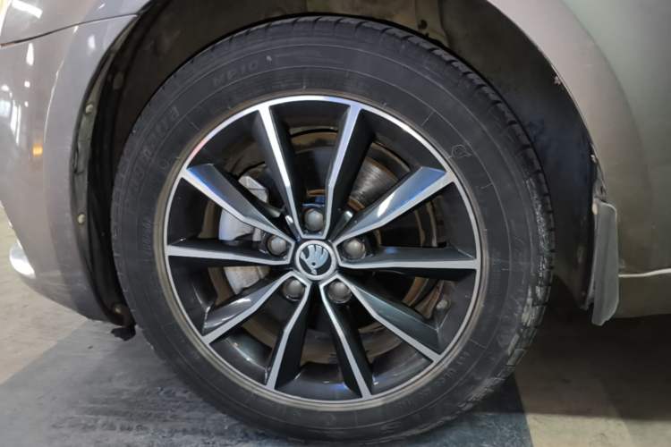 Used Skoda Octavia 2017 1.6L Automatic Smart Drive Edition Left Front Wheel Hub