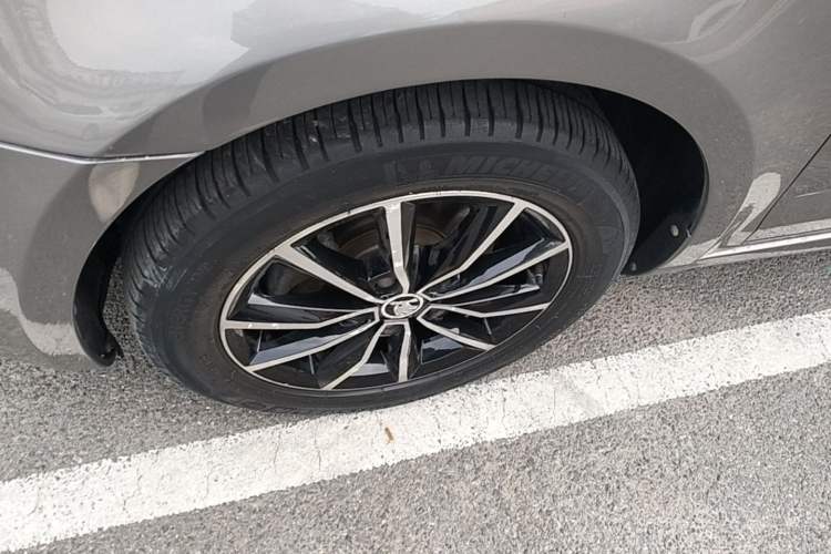 Used Skoda Octavia 2017 1.6L Automatic Smart Drive Edition Left Front Wheel Hub