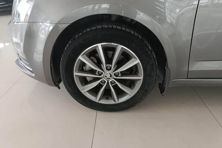 Used Skoda Octavia 2017 Classic Model 1.6L Automatic Comfort Edition Left Front Wheel Hub