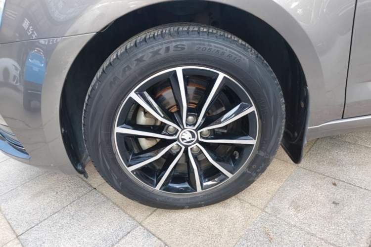 Used Skoda Octavia 2017 1.6L Automatic Smart Drive Edition Left Front Wheel Hub