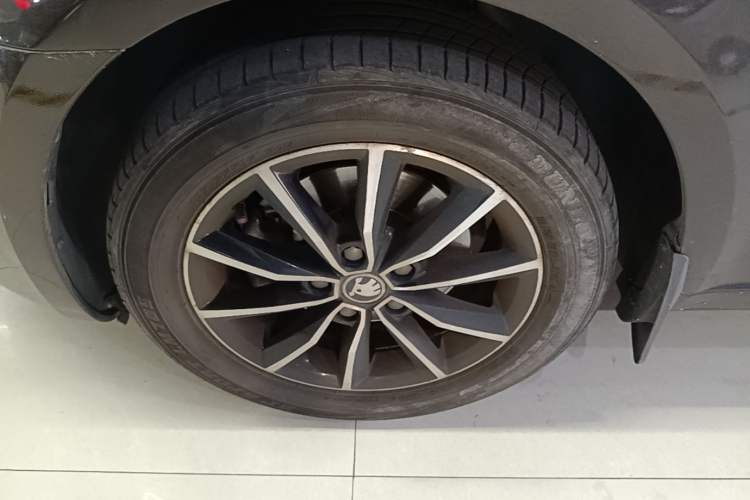 Used Skoda Octavia 2017 1.6L Automatic Smart Drive Edition Left Front Wheel Hub