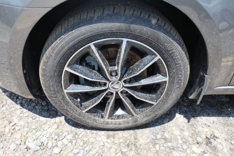 Used Skoda Octavia 2017 1.6L Automatic Smart Drive Edition Left Front Wheel Hub