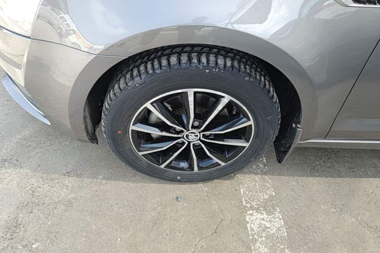 Used Skoda Octavia 2017 1.6L Automatic Smart Drive Edition Left Front Wheel Hub