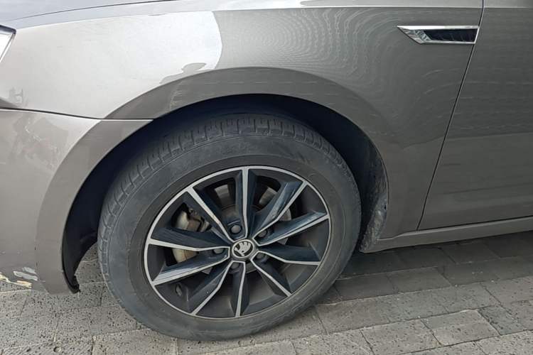 Used Skoda Octavia 2017 1.6L Automatic Smart Drive Edition Left Front Wheel Hub