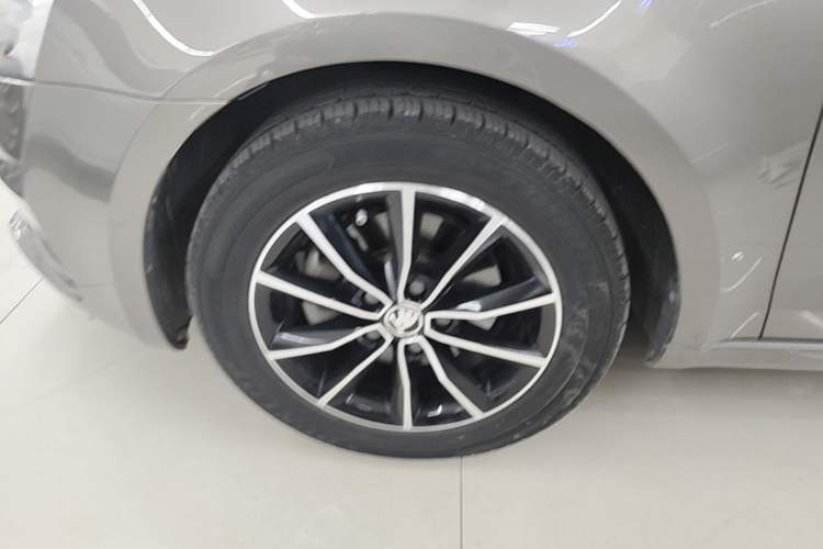 Used Skoda Octavia 2017 1.6L Automatic Smart Drive Edition Left Front Wheel Hub