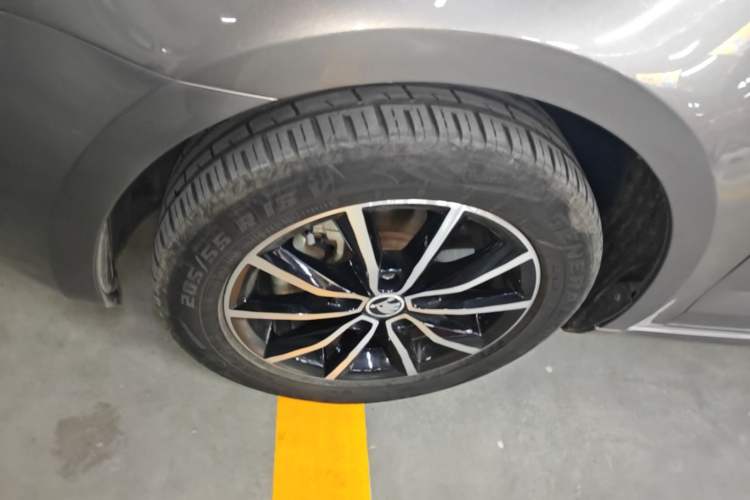 Used Skoda Octavia 2017 1.6L Automatic Smart Drive Edition Left Front Wheel Hub