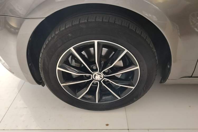 Used Skoda Octavia 2017 1.6L Automatic Smart Drive Edition Left Front Wheel Hub