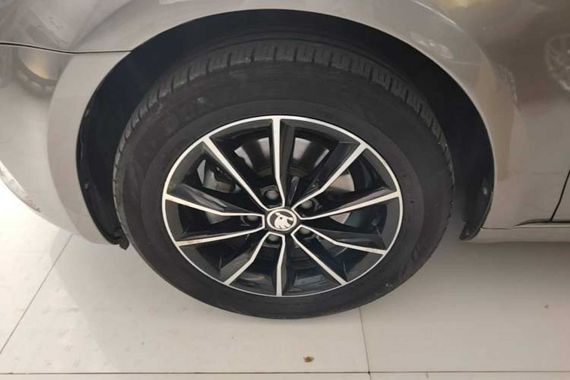 Used Skoda Octavia 2017 1.6L Automatic Smart Drive Edition Left Front Wheel Hub
