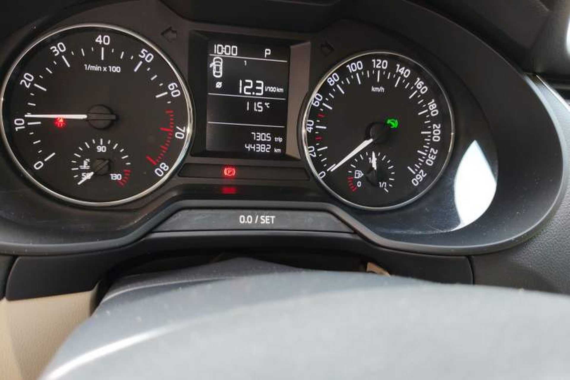 Used Skoda Octavia 2017 1.6L Automatic Chuanxing Edition Odometer Close Up