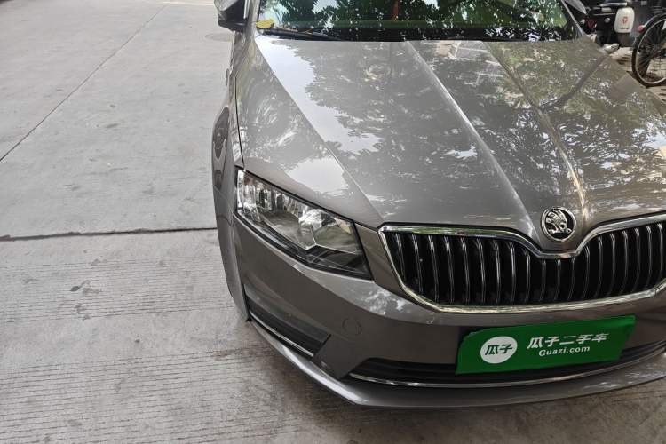 Used Skoda Octavia 2017 1.6L Automatic Smart Drive Edition Right Front Headlight
