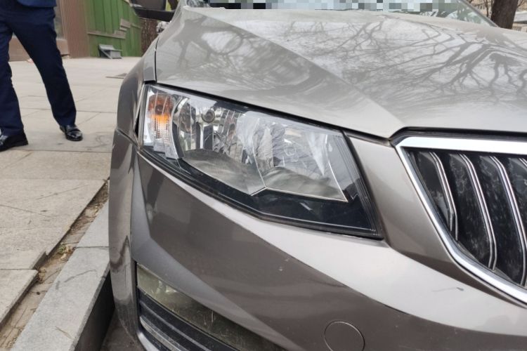 Used Skoda Octavia 2017 1.6L Manual Smart Drive Edition Right Front Headlight