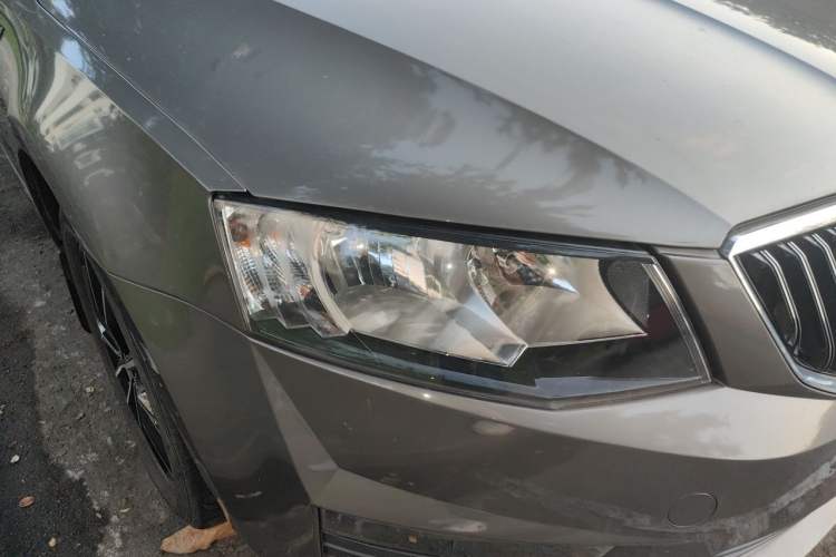 Used Skoda Octavia 2017 1.6L Automatic Smart Drive Edition Right Front Headlight