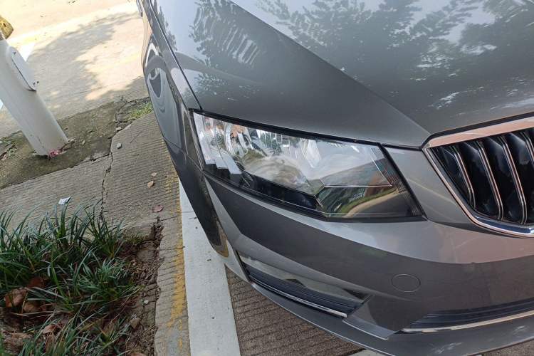 Used Skoda Octavia 2017 1.6L Automatic Chuanxing Edition Right Front Headlight