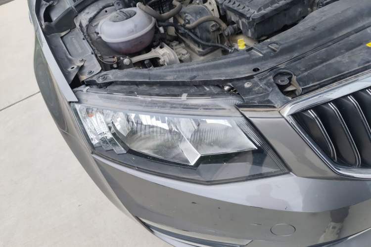 Used Skoda Octavia 2017 1.6L Automatic Smart Drive Edition Right Front Headlight