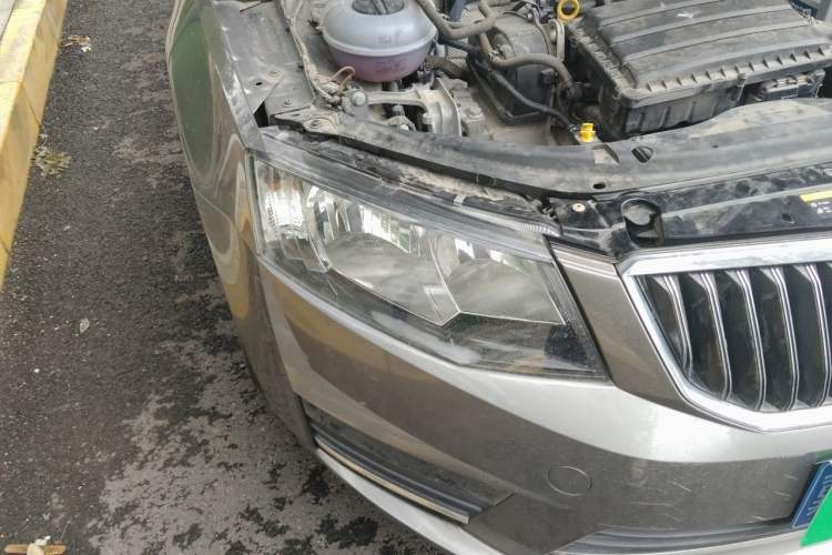 Used Skoda Octavia 2017 1.6L Manual Smart Drive Edition Right Front Headlight
